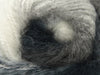 Nuances de gris, blanc, bleu sarcelle foncé