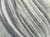 Nuances de gris, vert menthe, blanc