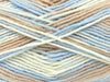 Nuances camel, bleu ciel, blanc