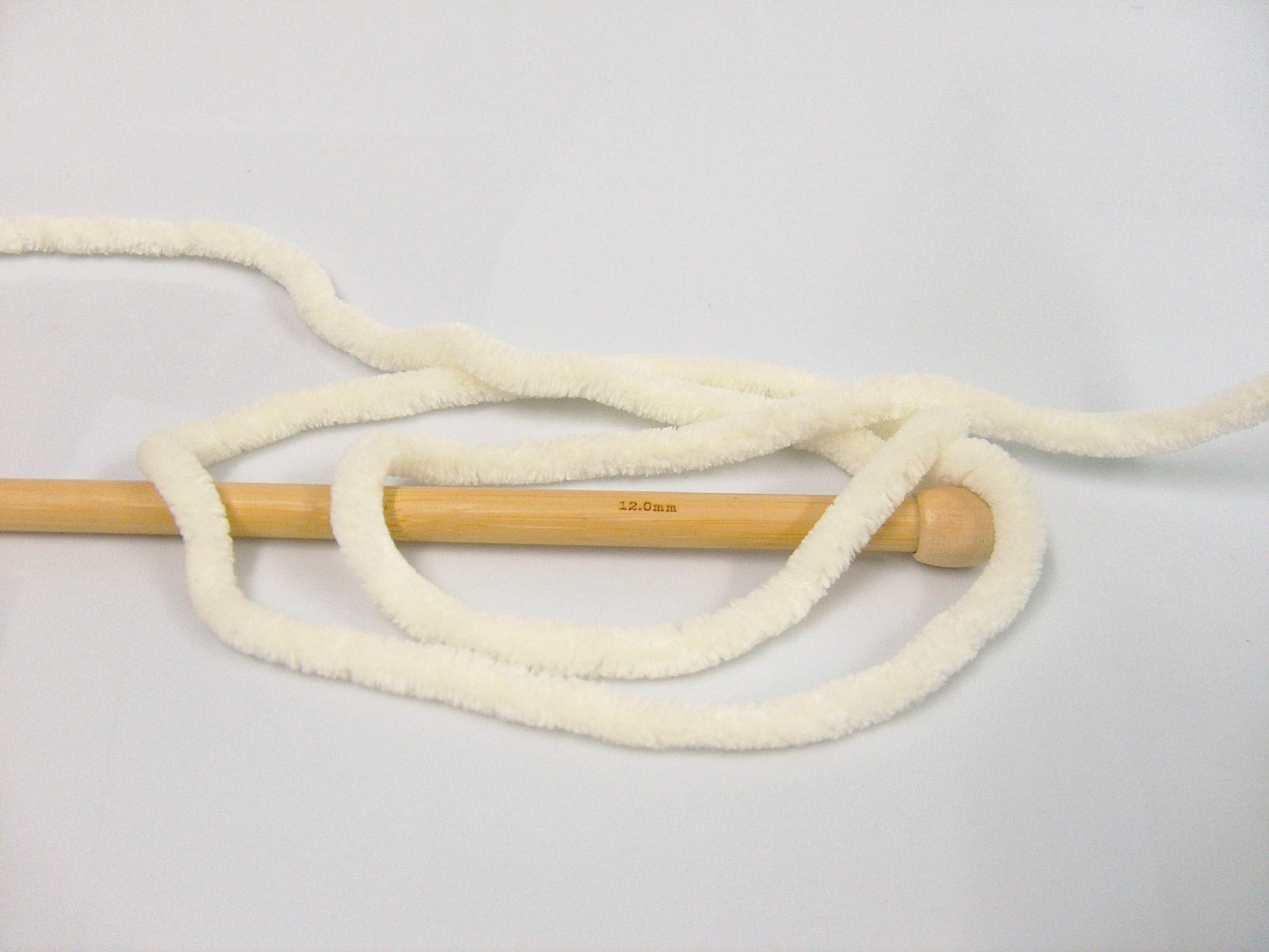 Chenille Superbulky Cream fnt2-64515