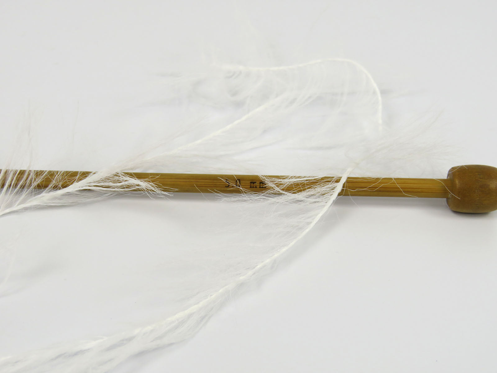Faux Feather White Sku:fnt2-82035